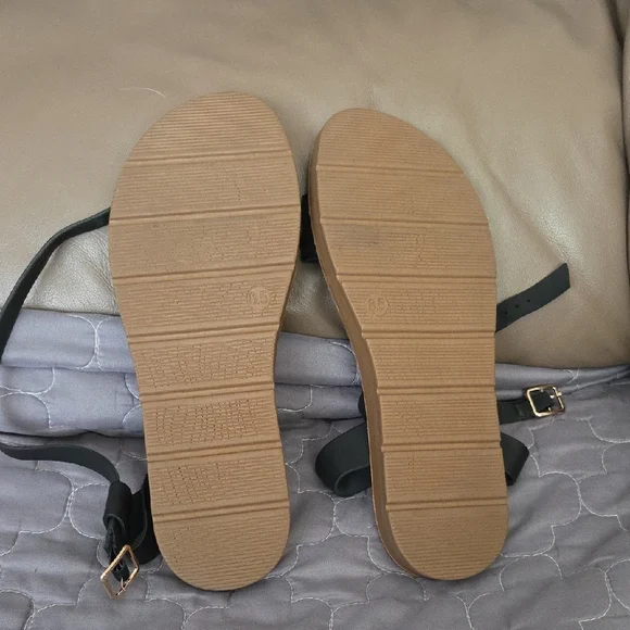 Dream Pairs Black Strappy Ankle-Tie Flat Sandals - Picture 2 of 4